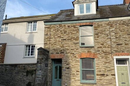 Lundy is a character pet friendly Padstow cottage, close to the harbour & shops