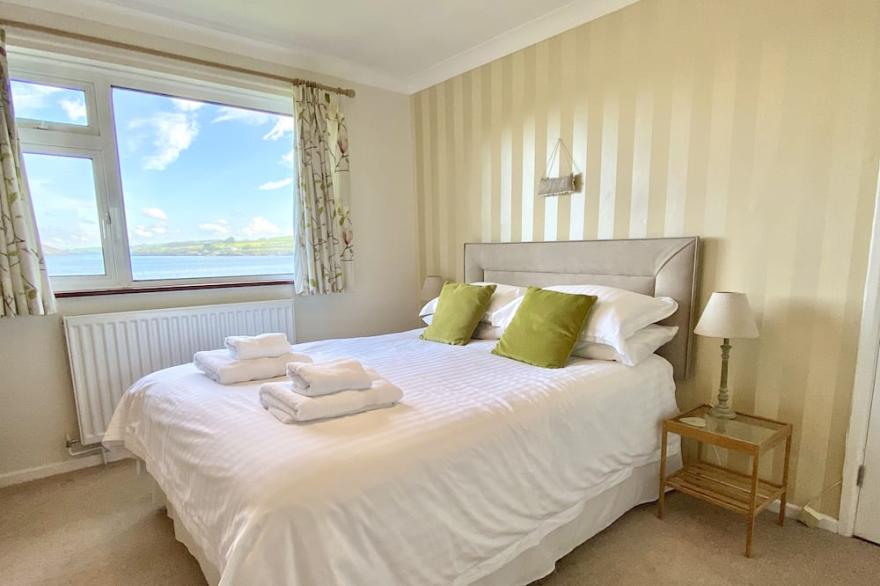 Myebon Holiday Home bungalow, perfectly positioned alongside the Camel Estuary - Uninterrupted views