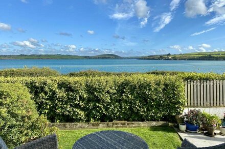 Myebon Holiday Home bungalow, perfectly positioned alongside the Camel Estuary - Uninterrupted views