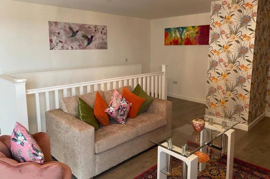 Central Penthouse with Cathedral view Terrace & free on-site gated Parking