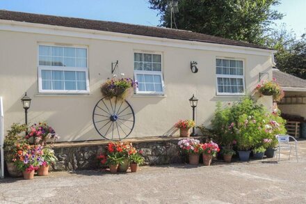 POLPEOR, character holiday cottage, with a garden in Mullion