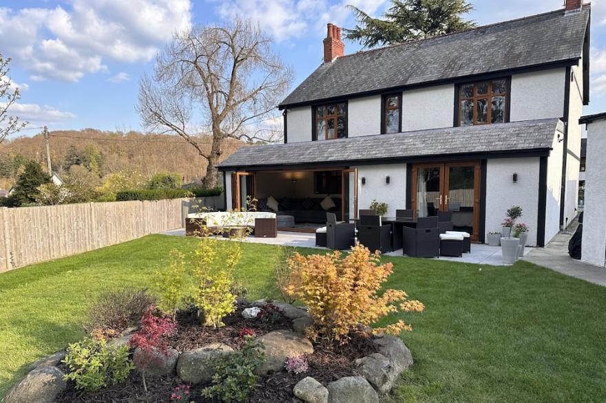 Superb Family-Friendly Dwelling In Snowdonia National Park With Mountain Views