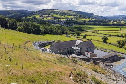 Moelis Granary - Private wood-fired hot tub & stunning views