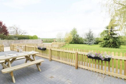 HODEN VIEW, pet friendly, with a garden in Cleeve Prior