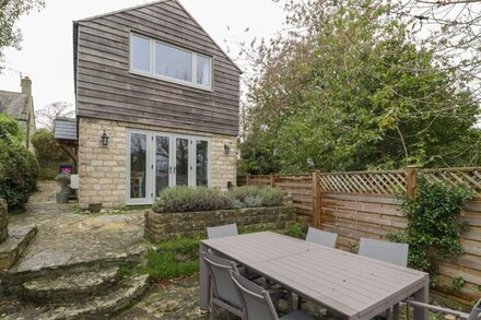 HONEYPOT COTTAGE, pet friendly, with open fire in Burton Bradstock