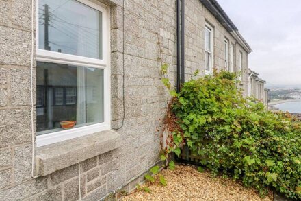 ALICE COTTAGE, pet friendly, character holiday cottage in Newlyn