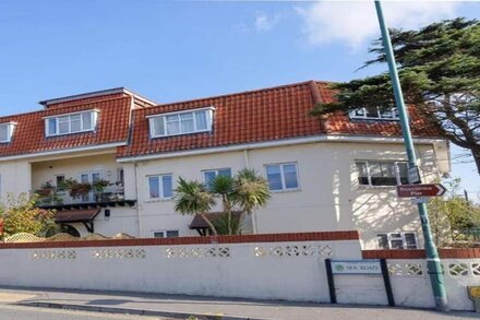 Beautiful 1 Bed Flat near the Beach with Parking