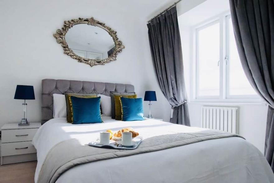 Luxury 1 bed apartment, sleeps 4 quiet with garden and city views