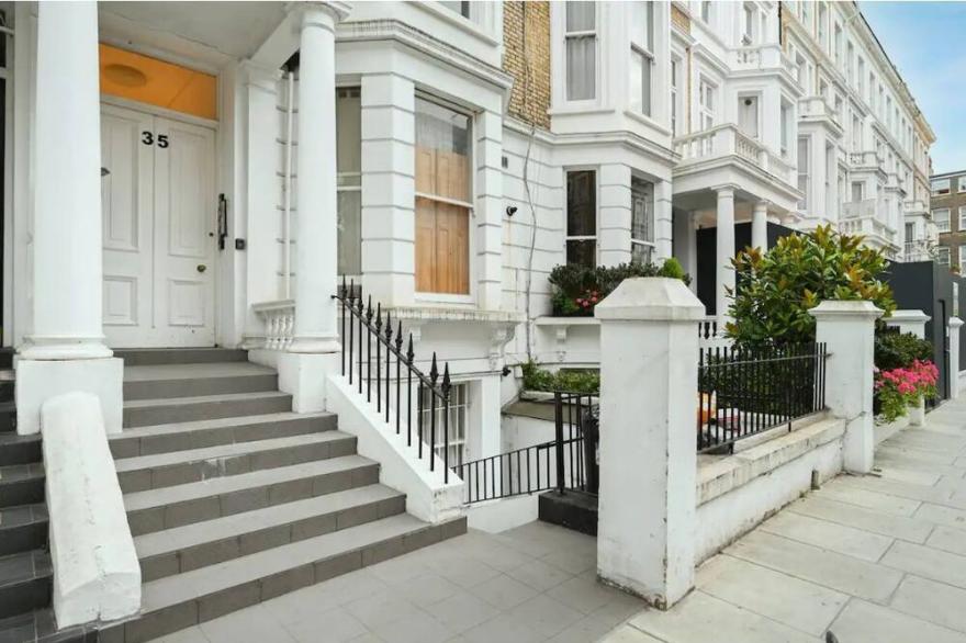 Lovely 3 Bedroom apartment in Londons Earls Court.