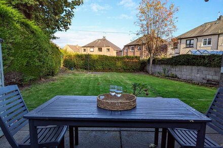 Parkview Cottage - Beautiful terraced bungalow across from sprawling park