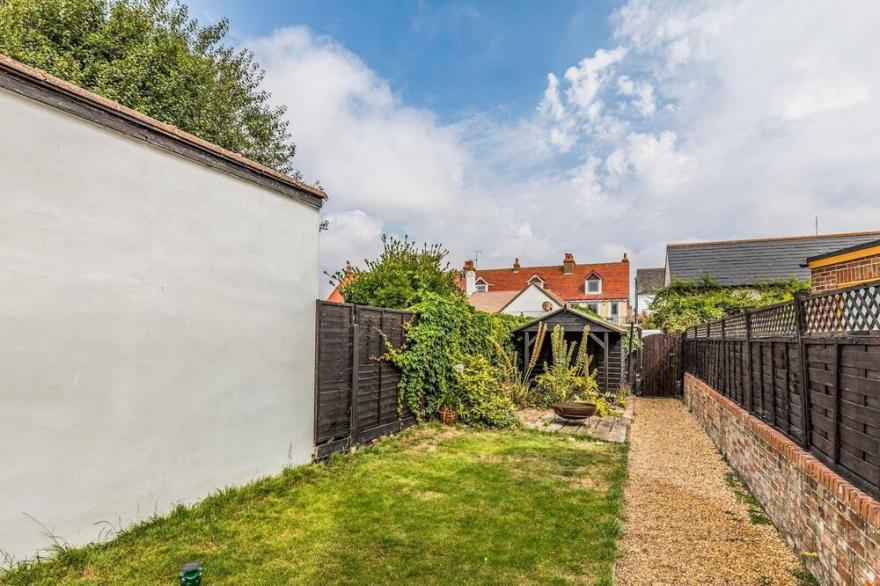 Pass The Keys | Delightful 2 Bed House A Stones Throw From Beach