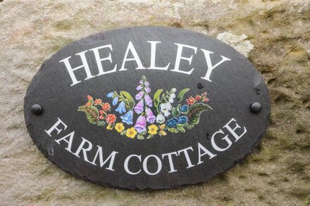 HEALEY FARM COTTAGE, romantic, character holiday cottage in Rothbury