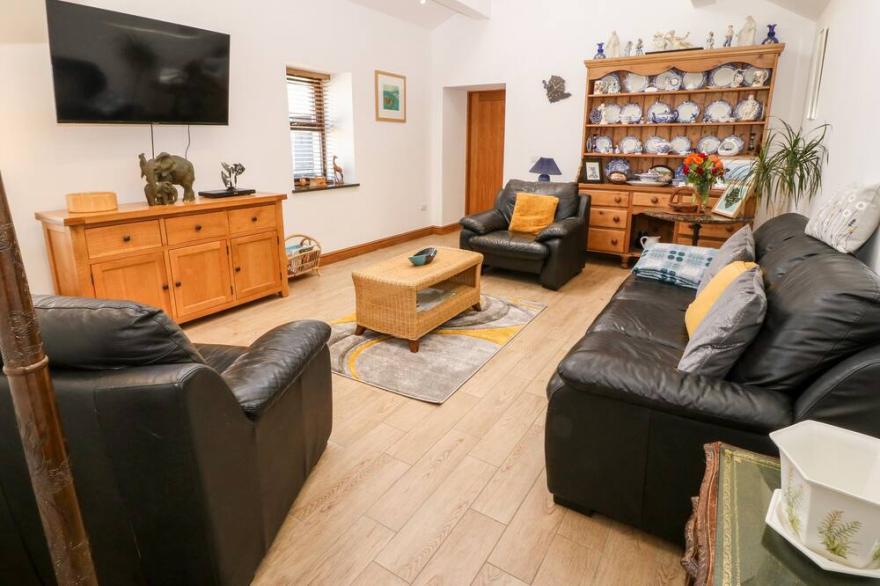 TALCAEN STABAL, family friendly, with hot tub in Malltraeth