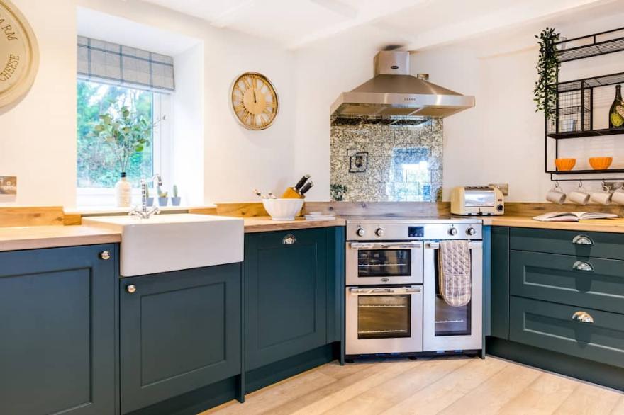 COURTYARD COTTAGE - WITHIN THE HELLAND BARTON FARM COLLECTION in Delabole