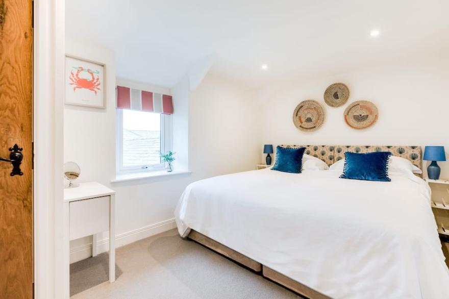 COURTYARD COTTAGE - WITHIN THE HELLAND BARTON FARM COLLECTION in Delabole