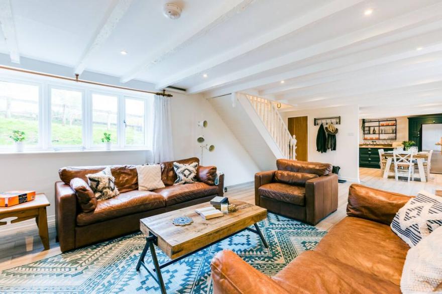COURTYARD COTTAGE - WITHIN THE HELLAND BARTON FARM COLLECTION in Delabole