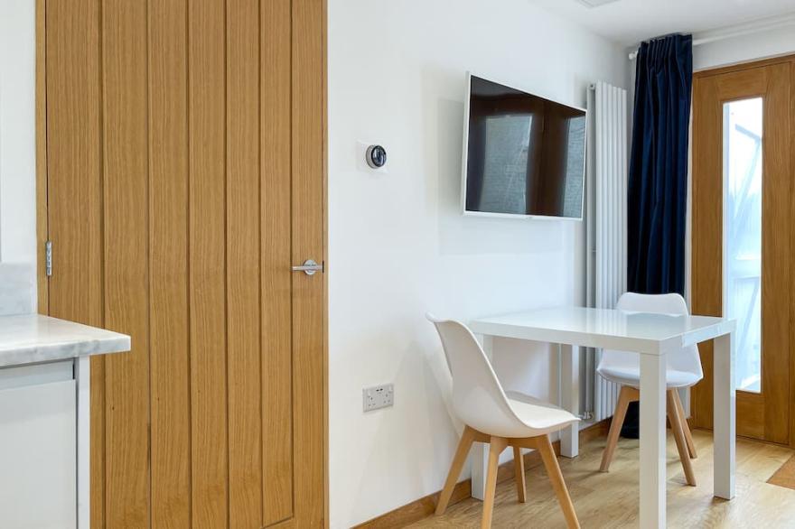 Luxury Snug Modern Cabin - Nr Lacock, Bath, Cotswolds