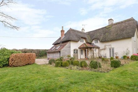 APPLE TREE COTTAGE, family friendly, with hot tub in Blandford Forum