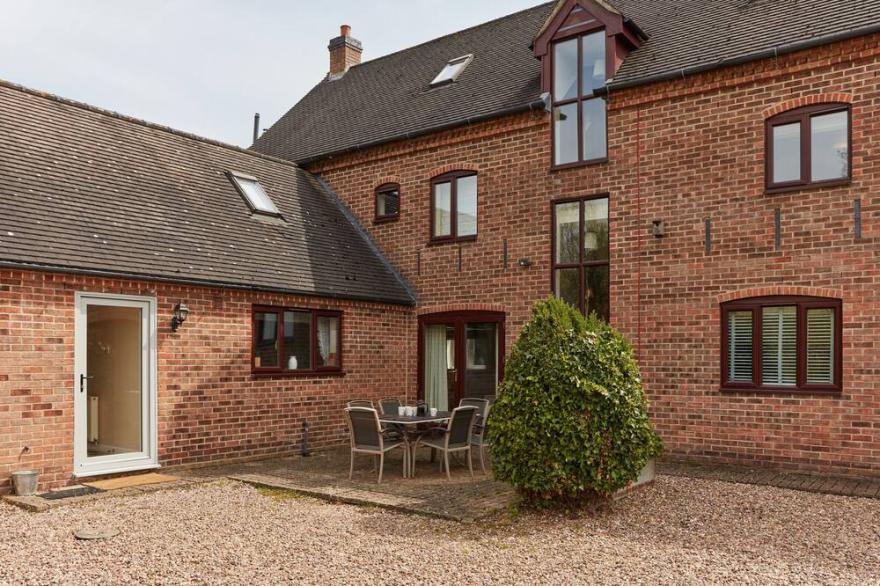 Luxurious Barn Conversion - 7 Bed, Sleeps 14 With Games Room