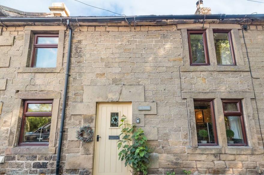 MULBERRY COTTAGE, family friendly, with open fire in Youlgreave