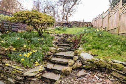 GUNPOWDER COTTAGE, pet friendly, with open fire in Elterwater