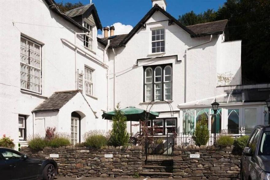 GALE LODGE COTTAGE, pet friendly, with a garden in Ambleside