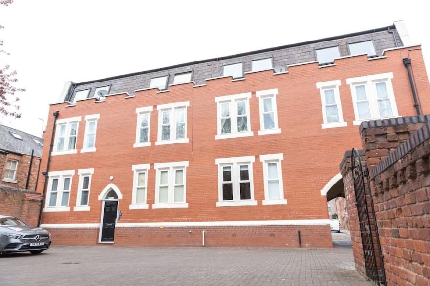 Lovely Apartment In The Heart Of Chester With Parking. Close To All Attractions.