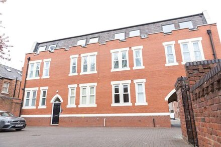 Lovely apartment in the heart of Chester with parking. Close to all attractions.