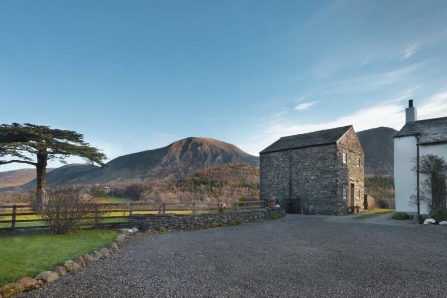 CEDAR NOOK, romantic, with a garden in Loweswater