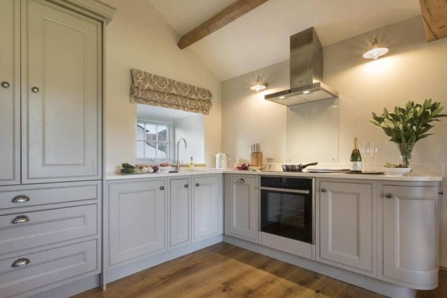 CEDAR NOOK, romantic, with a garden in Loweswater
