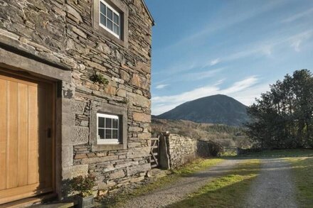 CEDAR NOOK, romantic, with a garden in Loweswater