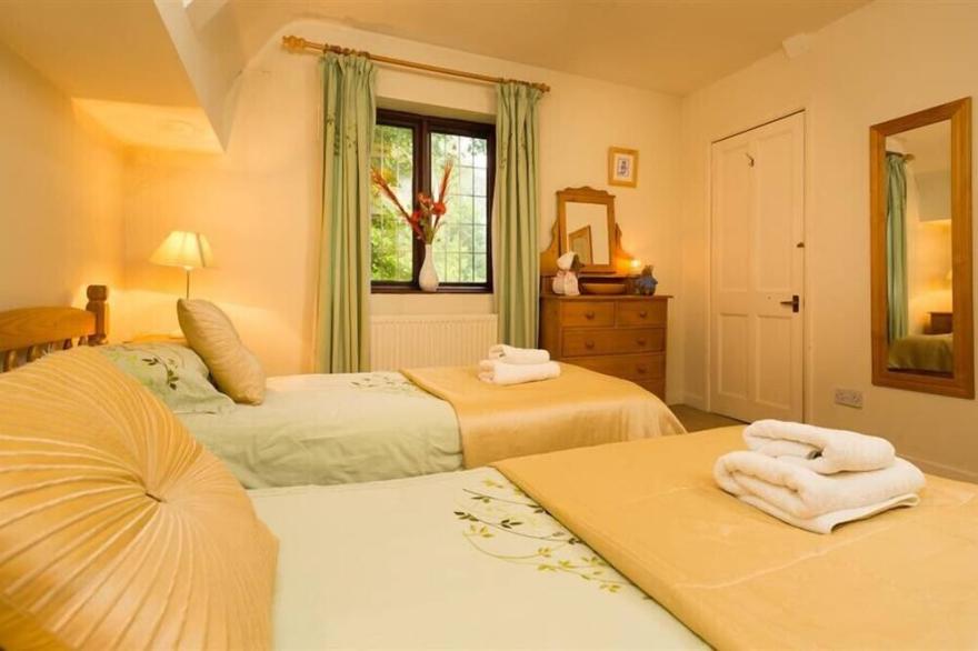 PRIORY LODGE, pet friendly, with a garden in Windermere