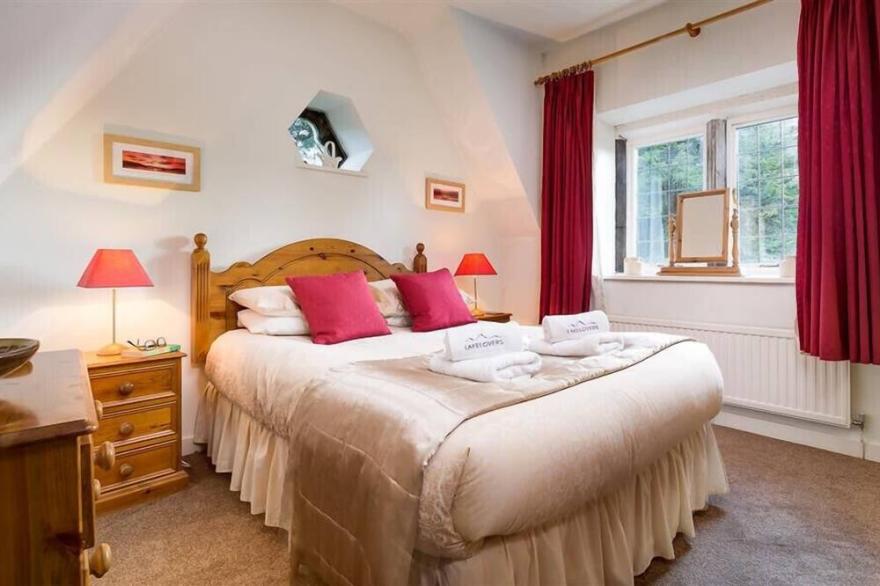 PRIORY LODGE, pet friendly, with a garden in Windermere