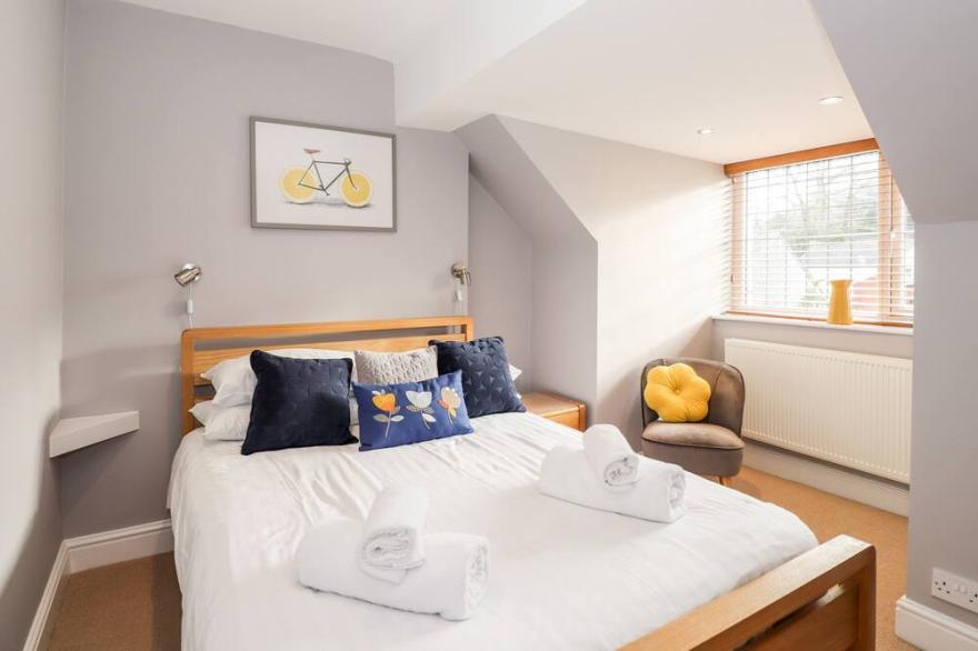 LAKESTONE COTTAGE, pet friendly, with open fire in Windermere