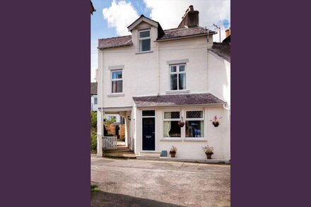 LITTLE LEVERET COTTAGE, pet friendly, with open fire in Keswick