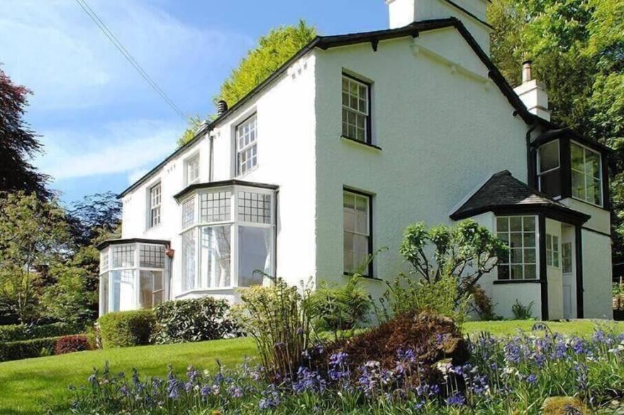 LOUGHRIGG COTTAGE, Family Friendly, With Open Fire In Ambleside