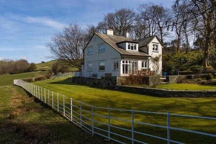 JUNIPER COTTAGE, family friendly, with a garden in Windermere