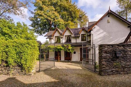 SILVER HOWE, family friendly, with open fire in Bowness-On-Windermere