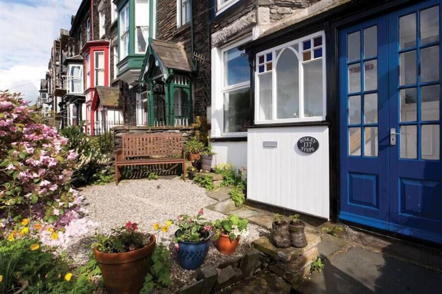 BISKEY STEPS, Family Friendly, With A Garden In Bowness-On-Windermere