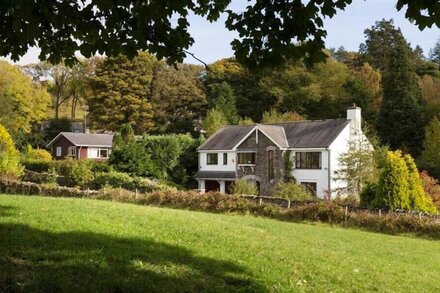 MARCH HOUSE, pet friendly, with a garden in Windermere