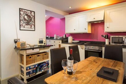 BECK STEPS, pet friendly, character holiday cottage in Chapel Stile