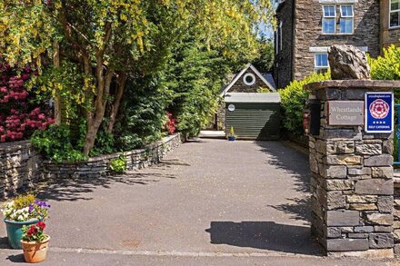 WHEATLANDS COTTAGE, romantic, with open fire in Windermere