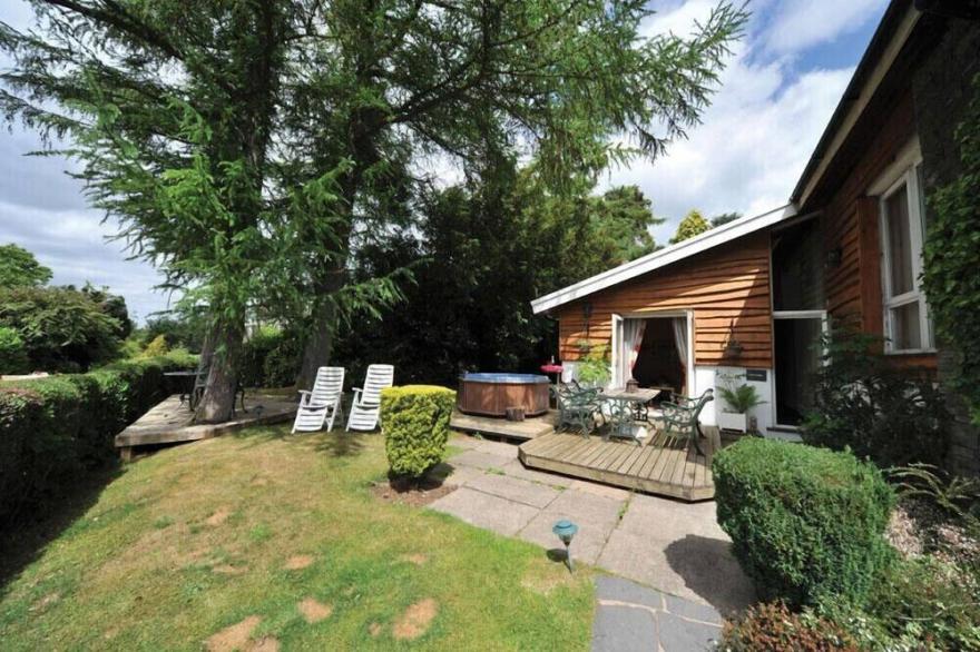 LAKE LODGE, pet friendly, with hot tub in Bowness-On-Windermere