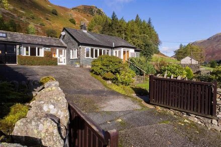 FELLDALE, pet friendly, with open fire in Ullswater