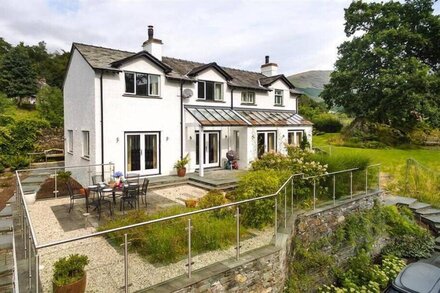 GOODY RAISE, family friendly, with hot tub in Grasmere