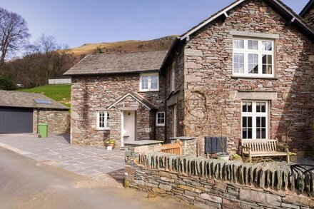 TILLY'S COTTAGE, family friendly, with open fire in Grasmere