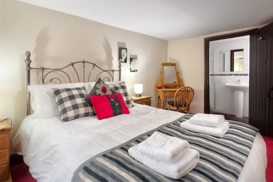 BIRCHCROFT, pet friendly, character holiday cottage in Ambleside