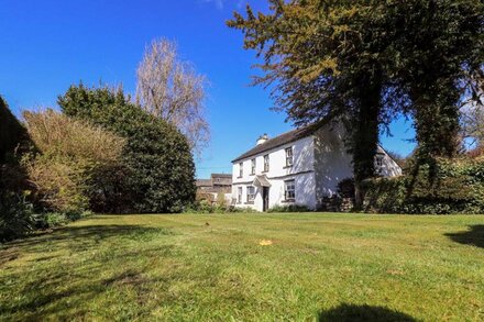 LOW CARTMELL FOLD, pet friendly, character holiday cottage in Kendal