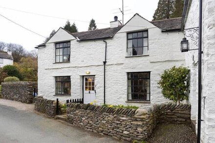 CAMELLIA COTTAGE, pet friendly, with open fire in Crook