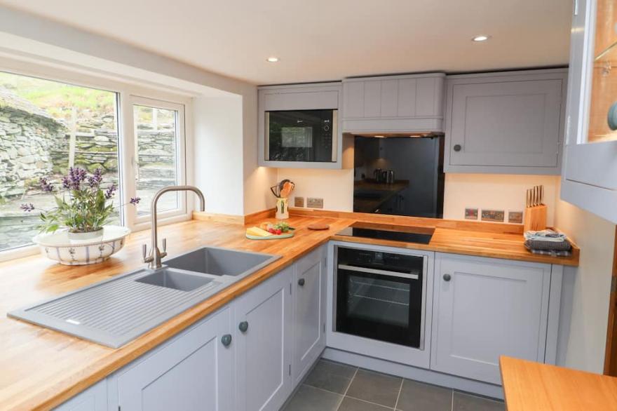 WEIR COTTAGE, pet friendly, with open fire in Chapel Stile